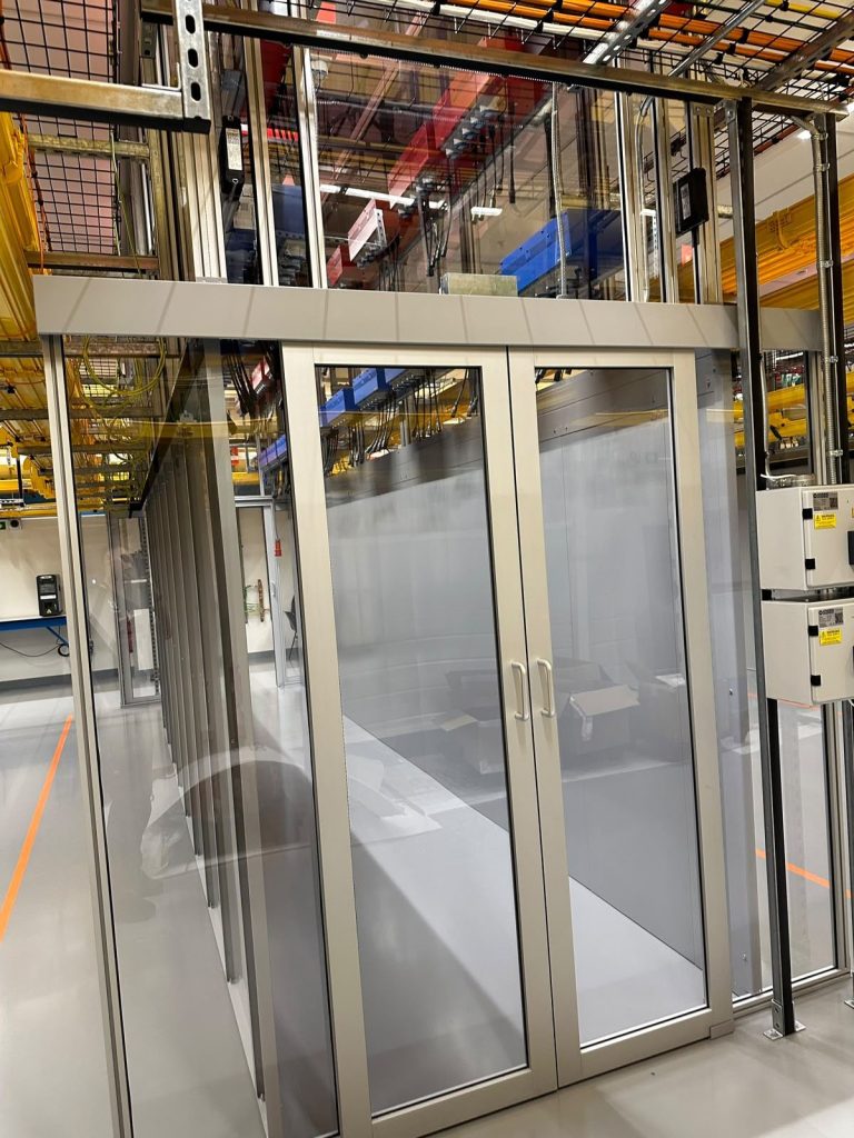 RAM project: Glazed aisle containment and overhead cable routes at the Frankfurt data center