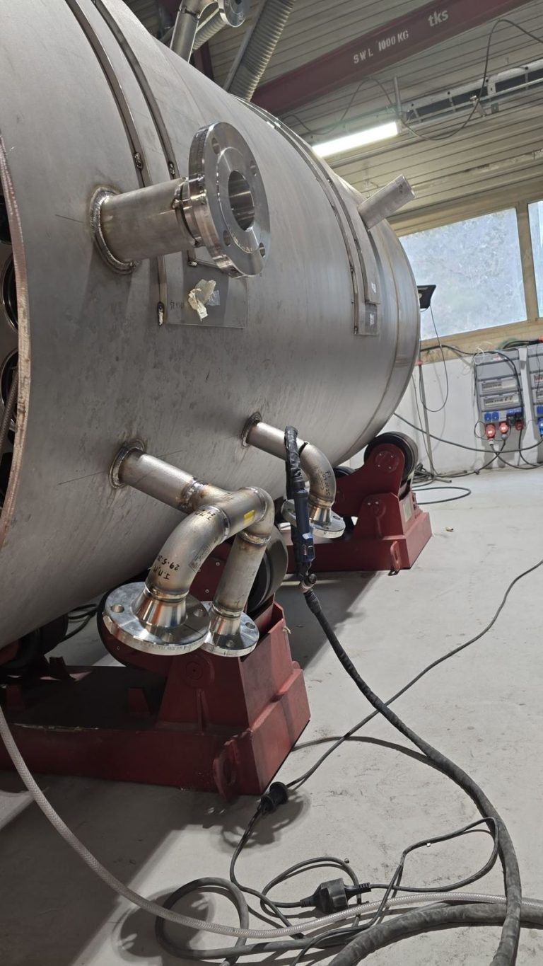 RAM project: Welded pipe branches and flanges on a superduplex desalination tank