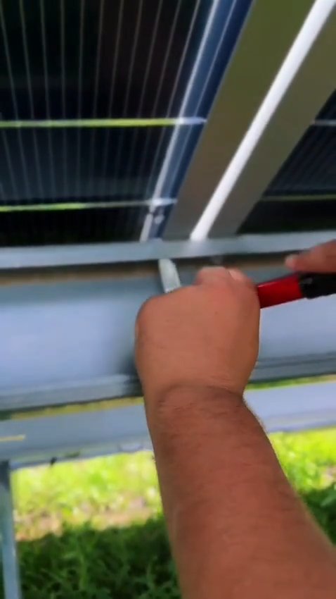 Fixing work under a photovoltaic module table on a solar construction site